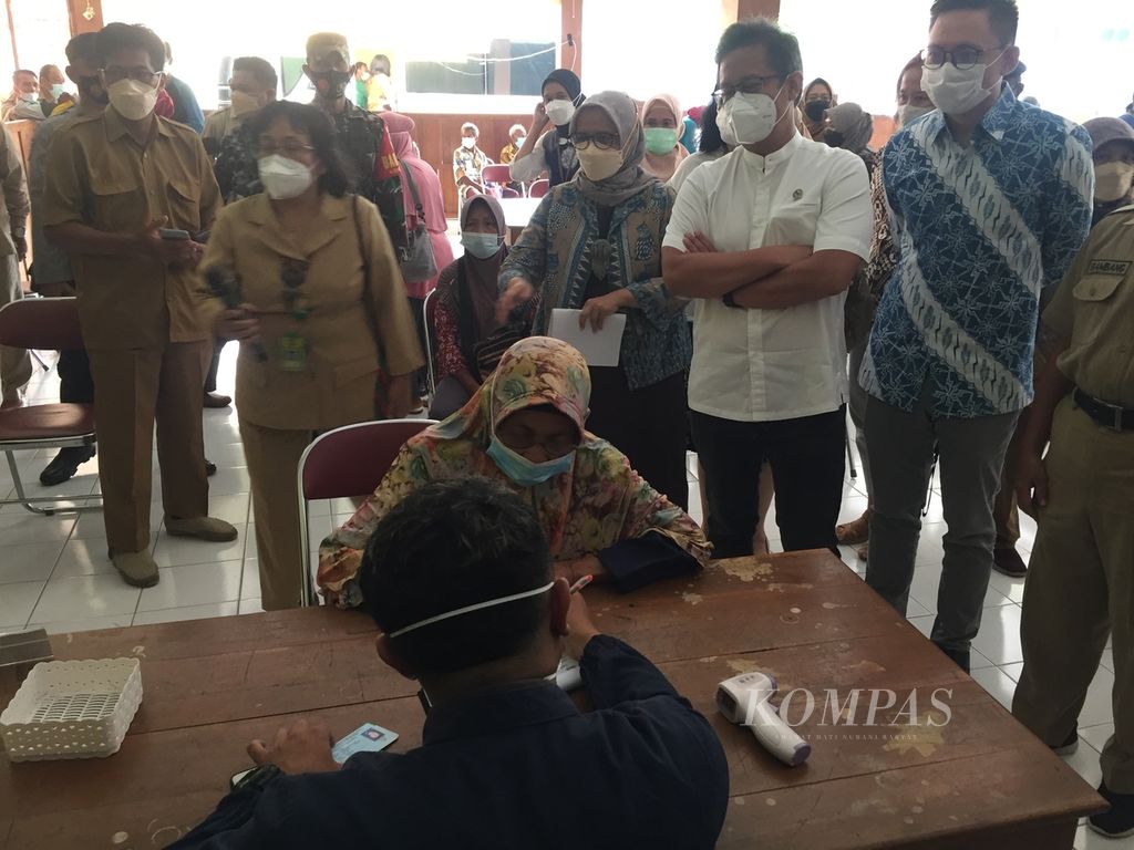 Menteri Kesehatan Budi Gunadi Sadikin meninjau lokasi penapisan tuberkulosis yang dilakukan tim Proyek Zero TB Yogyakarta, di Balai Desa Giripurwo, Kabupaten Kulon Progo, Selasa (29/3/2022).
