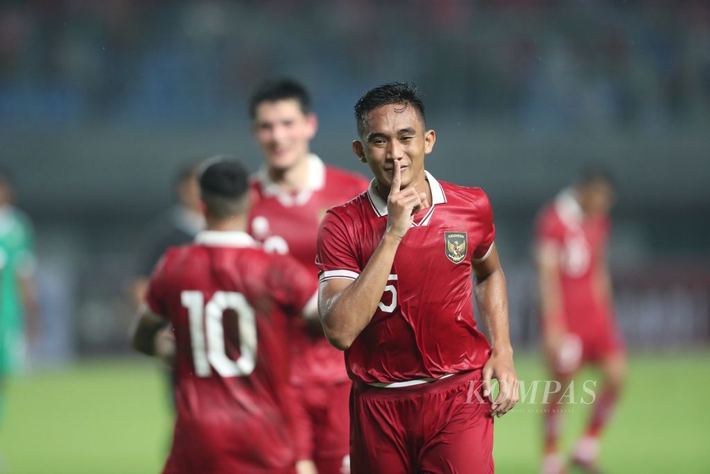Bek tim nasional Indonesia Rizky Ridho merayakan golnya ke gawang Burundi dalam laga FIFA Match Day di Stadion Patriot Candrabhaga, Bekasi, Jawa Barat, Sabtu (25/3/2023). Indonesia menang 3-1 atas tim asal Afrika itu. Gol kemengangan diciptakan oleh Yakob Sayuri (6), Dendy Sulistyawan (14), dan Rizky Ridho (44). Sementara Burundi memperkecil ketinggalan melalui gol yang dicetak Pacifique Niyongabire (51)