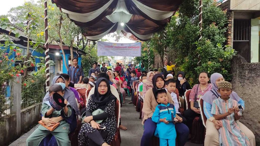 Suasana acara khitanan massal gratis di Kantor RW 005 Kelurahan Tegal Alur, Kecamatan Kalideres, Jakarta Barat, Sabtu (11/2/2023).