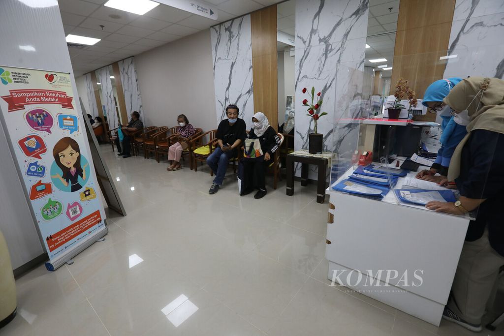 Pasien menunggu giliran diperiksa di poliklinik jantung di Gedung Baru Ventricle Building RS Jantung dan Pembuluh Darah Harapan Kita (RSJPDHK), Jakarta, Selasa (8/11/2022). 