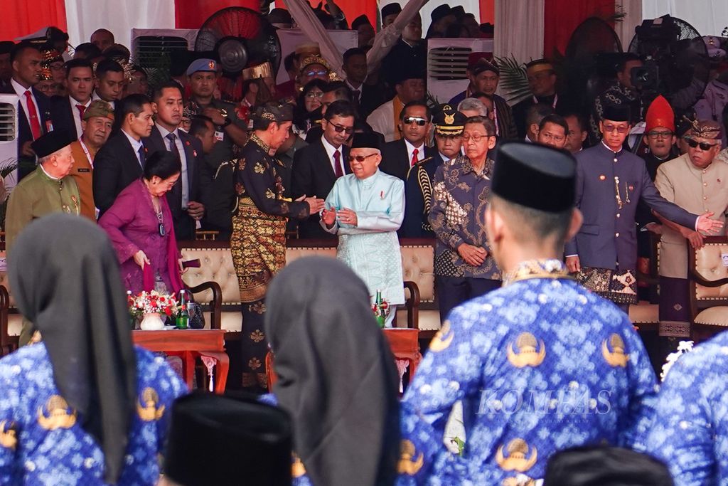Presiden Joko Widodo menyalami Wakil Presiden Ma’ruf Amin seusai menjadi inspektur upacara peringatan Hari Lahir Pancasila 2023 di Lapangan Monas, Jakarta, Kamis (1/6/2023).