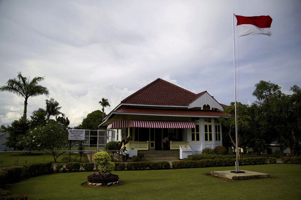Rumah pengasingan yang ditempati Proklamator Bangsa Indonesia Soekarno di Kelurahan Anggut, Kecamatan Ratu Samban, Kota Bengkulu, Jumat (7/2/2014). Bung Karno menempati rumah itu pada tahun 1938-1942. Kompas/Agus Susanto 