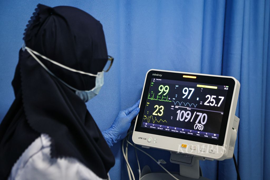 Perawat memeriksa kondisi pasien demam berdarah dengue (DBD) melalui <i>bedside monitor</i> di RSUD Tamansari, Jakarta Barat, Rabu (6/3/2024). Kasus DBD di Jakarta meningkat sejak awal Februari 2024.  