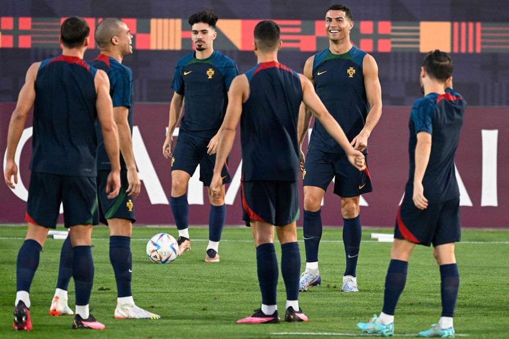 Penyerang Portugal Cristiano Ronaldo (kedua dari kanan) dan rekan setimnya berlatih di fasilitas latihan Al Shahaniya SC, Doha, Jumat (9/12/2022). Maroko akan melawan Portugal dalam pertandingan babak perempat final Piala Dunia Qatar. Sabtu (10/12/2022).