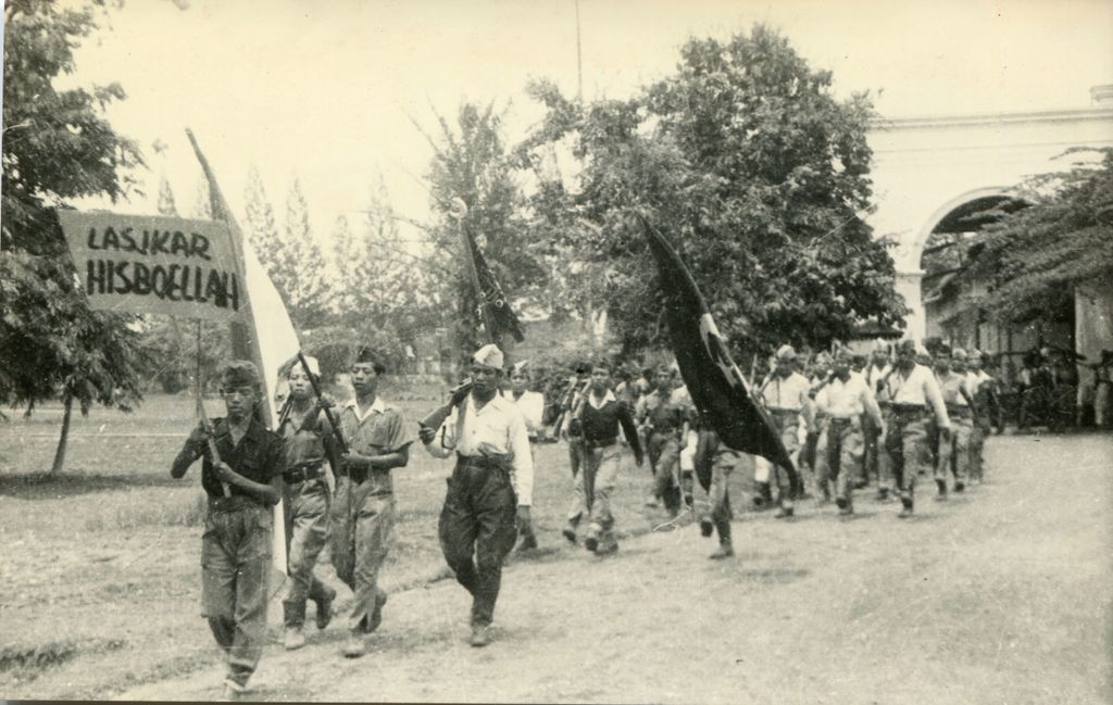 Barisan pasukan Laskar Hisbullah.