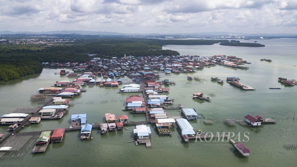 Foto udara kawasan Bontang Kuala, Kota Bontang, Kalimantan Timur, Jumat (9/6/2023). Perkampungan tua di pesisir Bontang ini awalnya merupakan kampung nelayan yang mayoritas dihuni orang-orang Bugis yang datang ke Bontang.