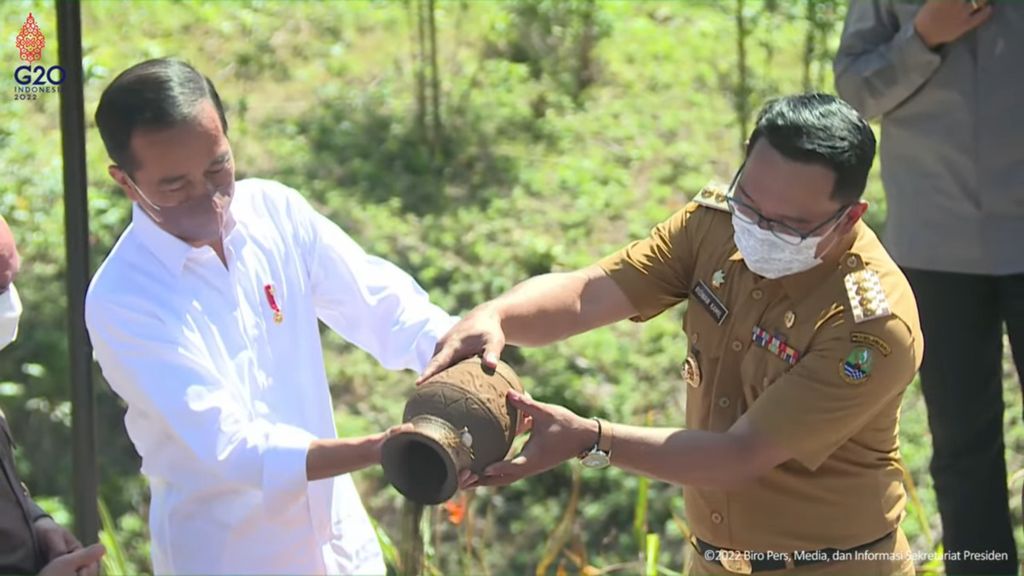  President Joko Widodo (left) together with the Governor of West Java Ridwan Kamil poured soil and water into a pitcher symbolically for the construction of the National Capital of the Nusantara in North Penajam Paser Regency, East Kalimantan. The water and land come from 27 regencies/cities in West Java.