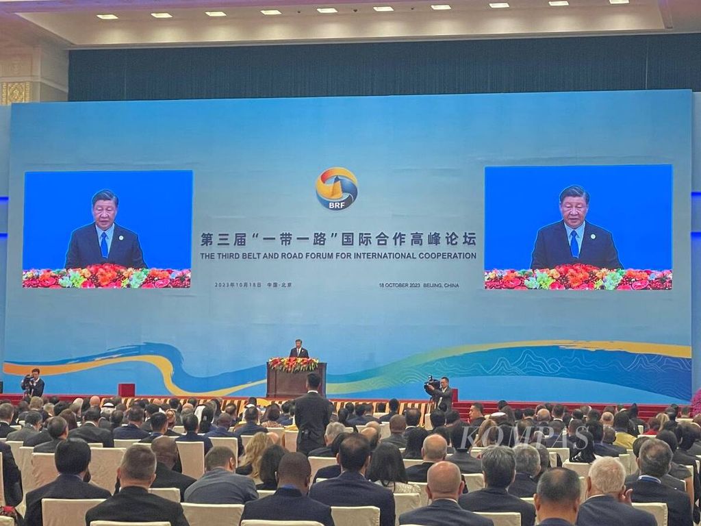 Presiden China Xi Jinping (di podium, tampak pada layar) membuka Forum Ke-3 Prakarsa Sabuk dan Jalan di gedung Balai Agung Rakyat, Beijing, China, Rabu (18/10/2023). 