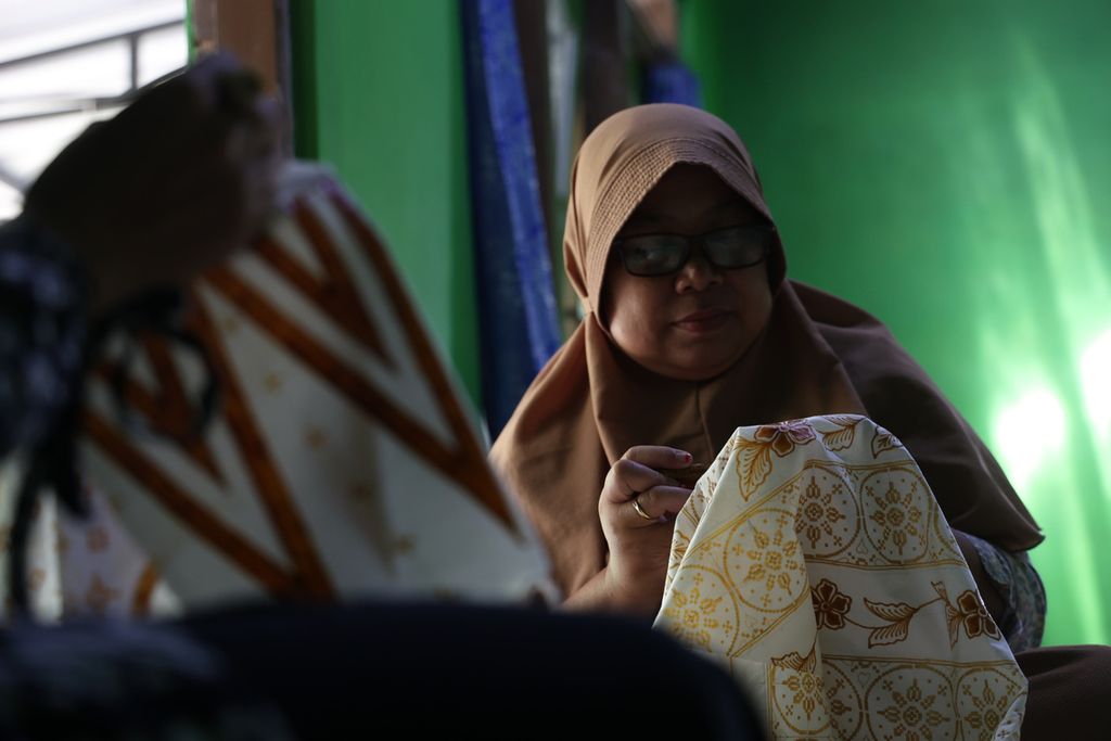 Pegiat Kelompok Batik Nitik Blawong menggarap kain batik nitik di Dusun Blawong II, Desa Trimulyo, Kecamatan Jetis, Kabupaten Bantul, Daerah Istimewa Yogyakarta, Jumat (12/8/2022). 