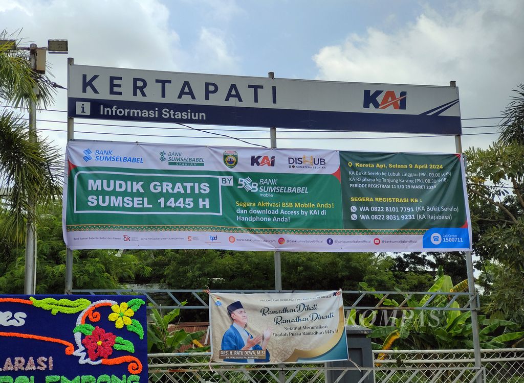 Spanduk pengumuman mengenai program Gerakan Mudik Gratis Serentak Se-Sumatera Selatan untuk moda transportasi kereta api di halaman Stasiun Kertapati, Palembang, Sumatera Selatan, Jumat (22/3/2024). 