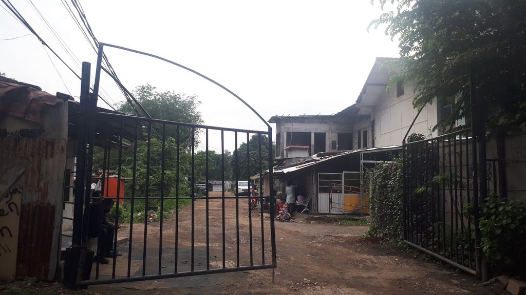 Gerbang depan menuju permukiman warga Pancoran Buntu II, Pancoran, Jakarta Selatan, Jumat (10/2/2023).