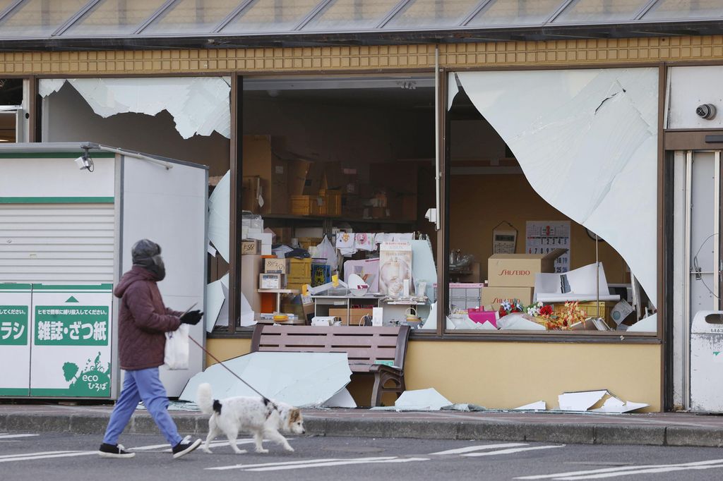 Kaca jendela pecah di supermarket di Koriyama, Prefektur Fukushima, Kamis, 17 Maret 2022. Gempa kuat mengguncang pesisir timur Jepang pada Rabu malam diikuti peringatan tsunami meskipun kemudian dicabut.  