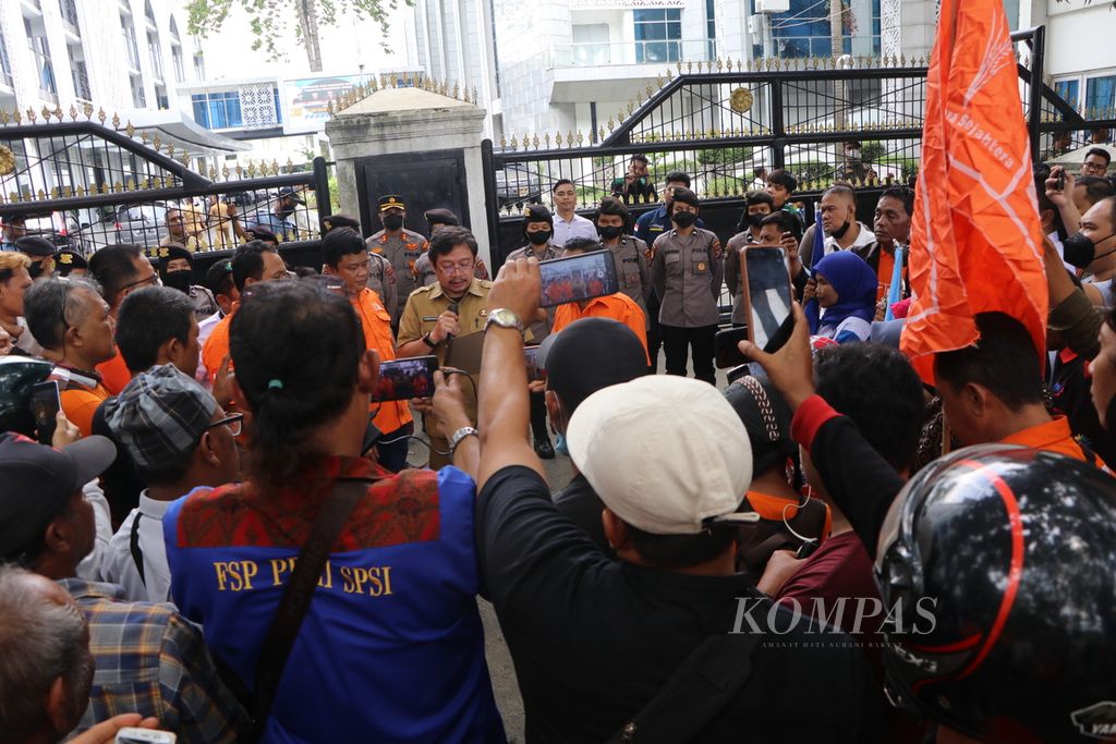Ratusan buruh berunjuk rasa di depan kantor Dewan Perwakilan Rakyat Daerah Sumatera Utara, Medan, Selasa (6/9/2022). Mereka menolak kenaikan harga bahan bakar minyak dan meminta pemerintah mengendalikan kenaikan harga bahan pokok.