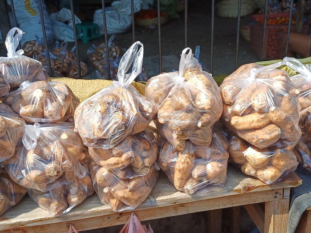 Ubi jalar dan singkong sebagai pangan pengganti beras dijual di Pasar Naikoten, Kota Kupang, Sabtu (7/10/2023). Satu ikat ubi jalar seperti ini dijual Rp 20.000. Namun, sayang, generasi muda kelahiran di atas tahun 1990 tidak terbiasa mengonsumsi ubi jenis ini kecuali nasi atau mi.