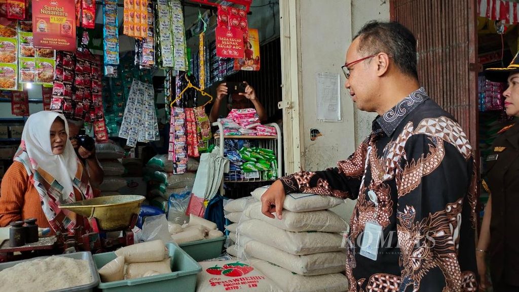 Wali Kota Magelang M Nur Aziz mengecek harga dan ketersediaan bahan pokok di salah satu kios di Pasar Rejowinangun, Kota Magelang, Jawa Tengah, Kamis (13/4/2023).