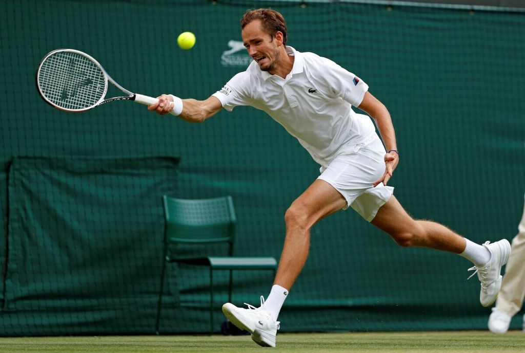 Petenis Rusia Daniil Medvedev mengembalikan bola ke petenis Kroasia Marin Cilic pada laga babak ketiga Wimbledon 2021 di The All England Tennis Club,  Wimbledon, barat daya London, 3 Juli 2021. 