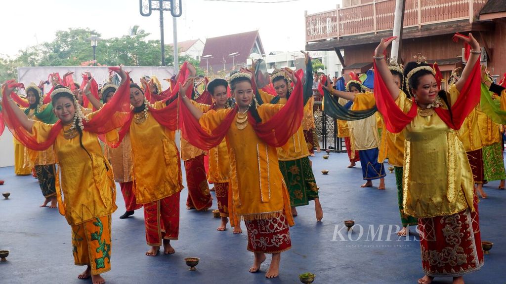 Pergelaran tari Radap Rahayu massal dalam acara penutupan Banjarmasin Art Week 2022 di Kota Banjarmasin, Kalimantan Selatan, Kamis (10/11/2022). Tari Radap Rahayu merupakan tarian yang berkembang dan populer di Kalsel.