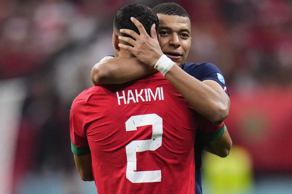 French striker, Kylian Mbappe, hugs his best friend, Moroccan defender, Achraf Hakimi, after the end of the 2022 World Cup semifinal match at the Al-Bayt Stadium in Al Khor, Qatar, Thursday (15/12/2022) early morning WIB.
