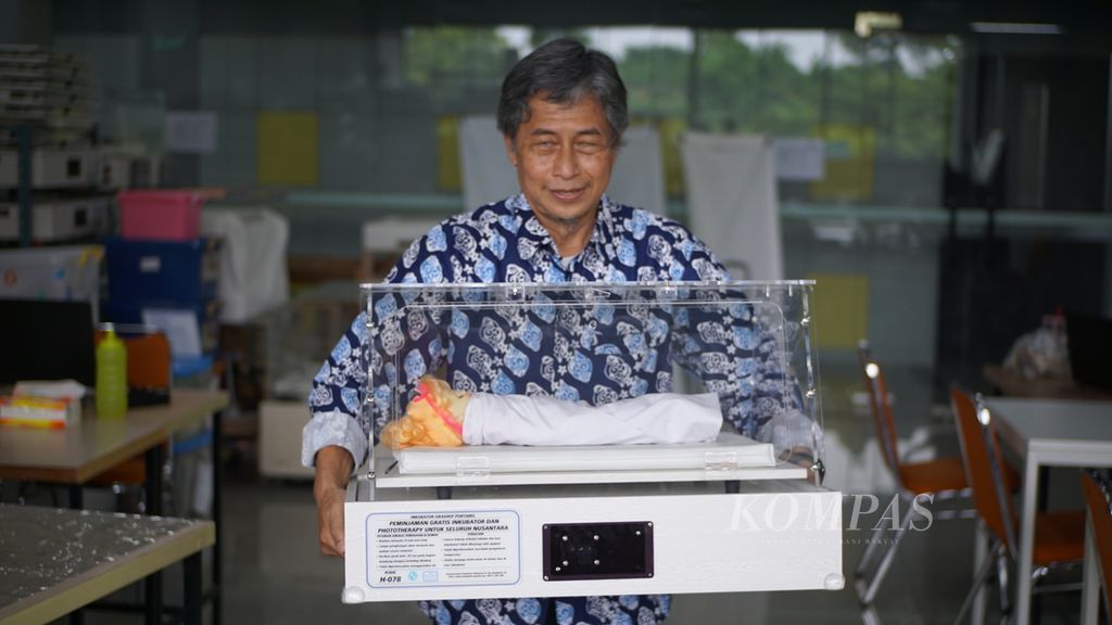Guru Besar Fakultas Teknik Universitas Indonesia Raldi Artono Koestoer dengan inkubator rumahan bagi bayi prematur.