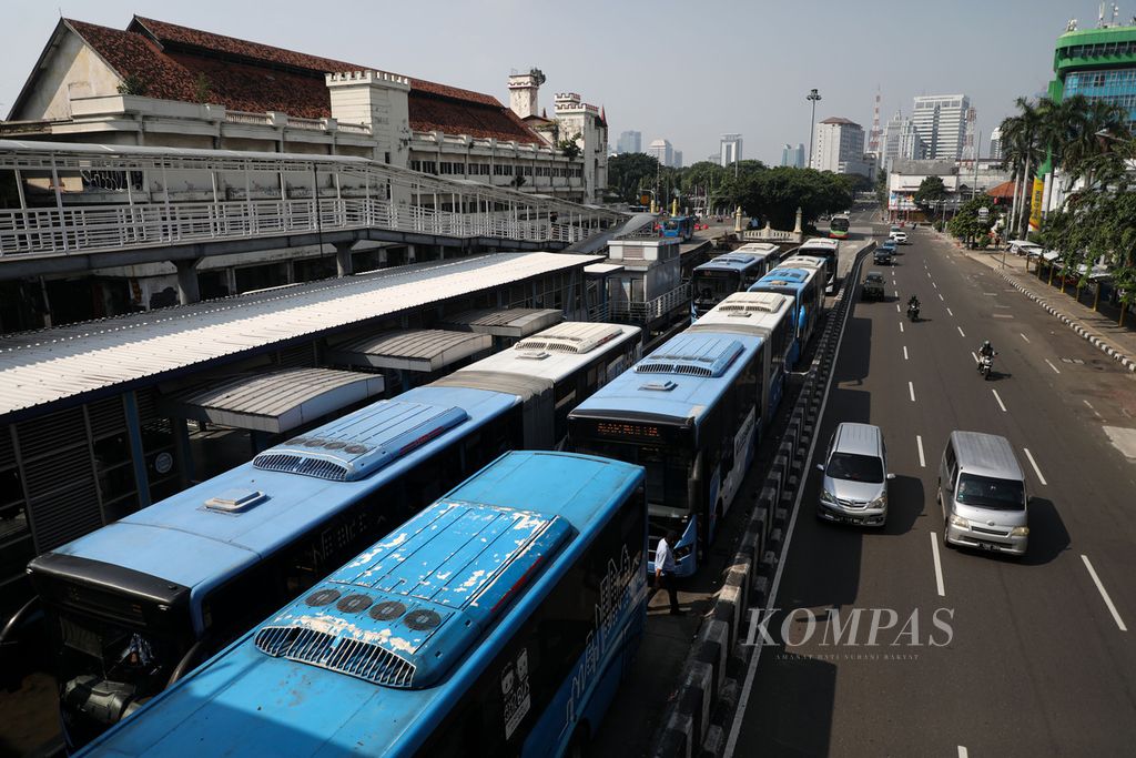 Bus Transjakarta di halte Harmoni, Jakarta, pada hari pertama pemberlakuan PPKM darurat, Sabtu (3/7/2021). Saat PPKM darurat, angkutan umum hanya bisa mengangkut maksimal 70 persen dari kapasitas. 