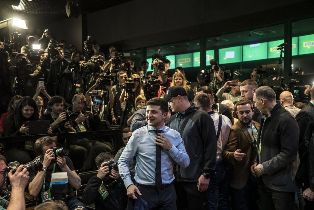 Volodymyr Zelensky (tengah), seorang aktor, menunggu hasil pemungutan suara pemilu putaran pertama di Kiev, Ukraina (30/3/2019).