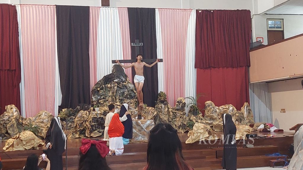 The scene of Jesus being crucified was depicted in the visualisation of the stations of the cross during the commemoration of Good Friday at the Holy Family Cathedral Parish in Banjarmasin, South Kalimantan, on Friday (29/3/2024).