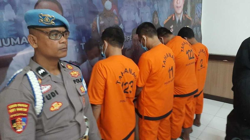 Empat tersangka yang berbagi peran mulai dari merekrut hingga menyalurkan pekerja migran secara ilegal di Polda Banten, Selasa (21/2/2023). Mereka mengiming-imingi korban dengan gaji Rp 5 juta per bulan.
