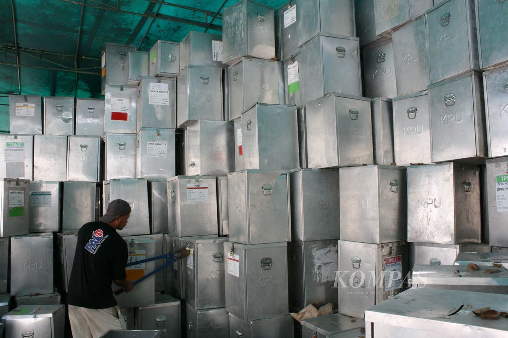 Seorang pekerja membuka gembok kotak suara yang disimpan di gudang KPU Kota Palembang, Selasa (9/6/2009). Kotak suara yang digunakan untuk Pemilu legislatif tersebut sedang dikosongkan isinya untuk persiapan Pemilu Presiden.