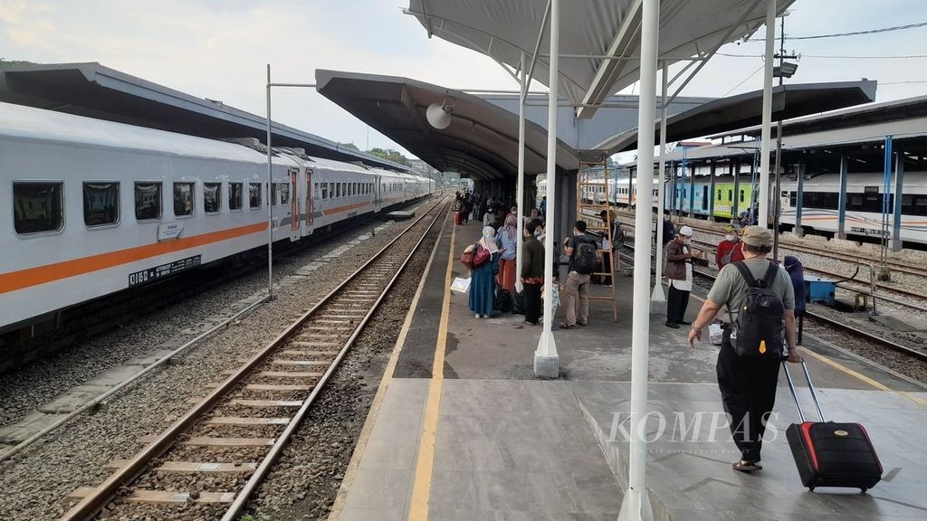 Suasana <i>emplasement</i> Stasiun Malang, Jawa Timur, saat diabadikan pada 21 Mei 2022. Terlihat sejumlah calon penumpang berkumpul menunggu Kereta Api Tawang Alun yang akan membawa mereka menuju Banyuwangi.
