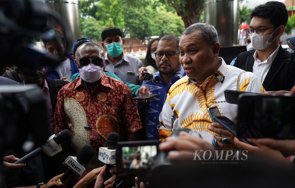 Pengacara Stefanus Roy Rening (kedua dari kanan) bersama tim kuasa hukum Gubernur Papua Lukas Enembe lainnya mendatangi Komisi Pemberantasan Korupsi (KPK), Jakarta, Jumat (23/9/2022). 