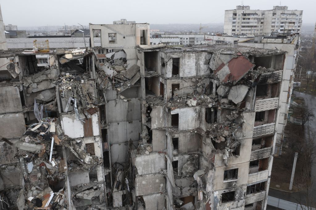 Sebuah gedung apartemen luluh lantak setelah dihantam rudal Rusia di Kharkiv, Ukraina, Sabtu (16/3/2024). 