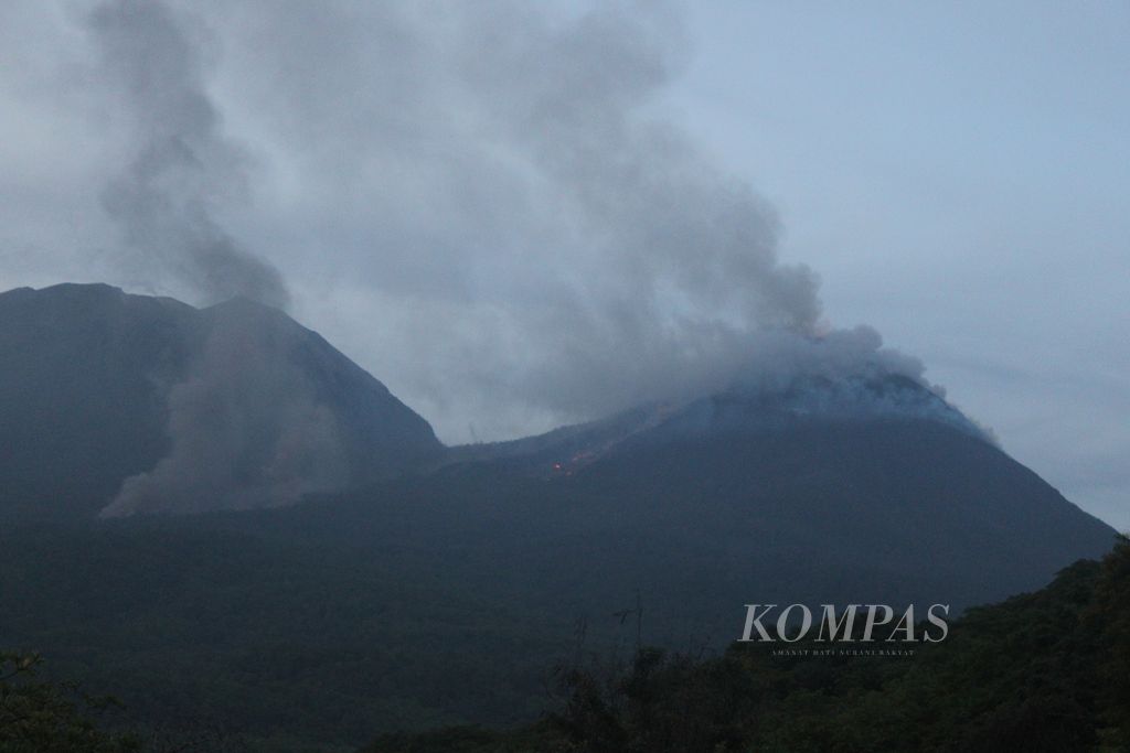 Aliran lava Gunung Lewotobi Laki-laki di Kabupaten Flores Timur, Nusa Tenggara Timur, ketika erupsi pada Sabtu (13/1/2024). Lava mengalir ke arah timur laut.