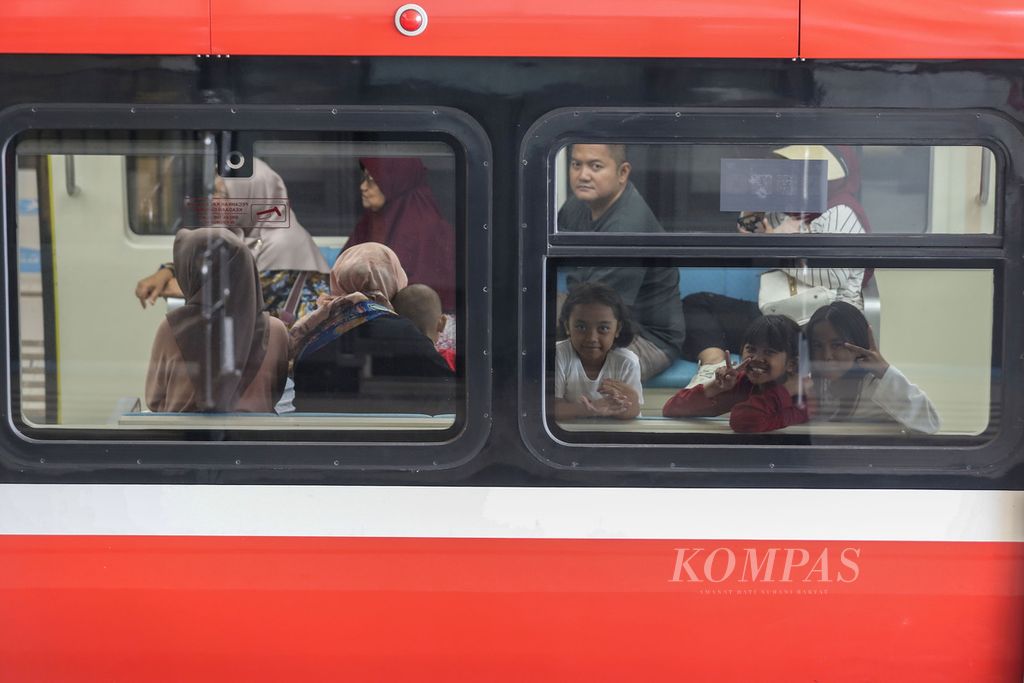 Penumpang menunggu LRT Jabodebek berangkat dari Stasiun LRT Halim, Jakarta, Senin (2/10/2023). 