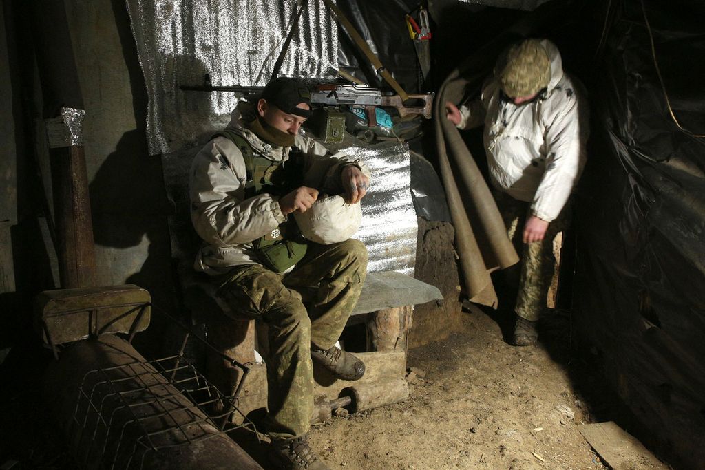 Beberapa anggota pasukan Ukraina tengah beristirahat di sebuah tempat perlindungan yang terletak di Gorlivka, Donetsk, Ukraina timur, Jumat (21/1/2022). Kawasan ini dikuasai oleh kelompok separatis yang didukung oleh Rusia. 
