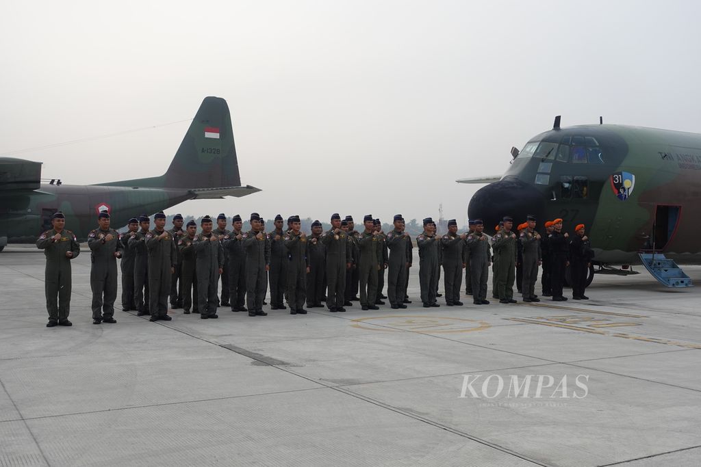 Para personel bersiap menjelang kedatangan Presiden Joko Widodo yang akan melepas bantuan kemanusiaan untuk Palestina di Pangkalan TNI Angkatan Udara Halim Perdanakusuma, Jakarta, Sabtu (4/11/2023).