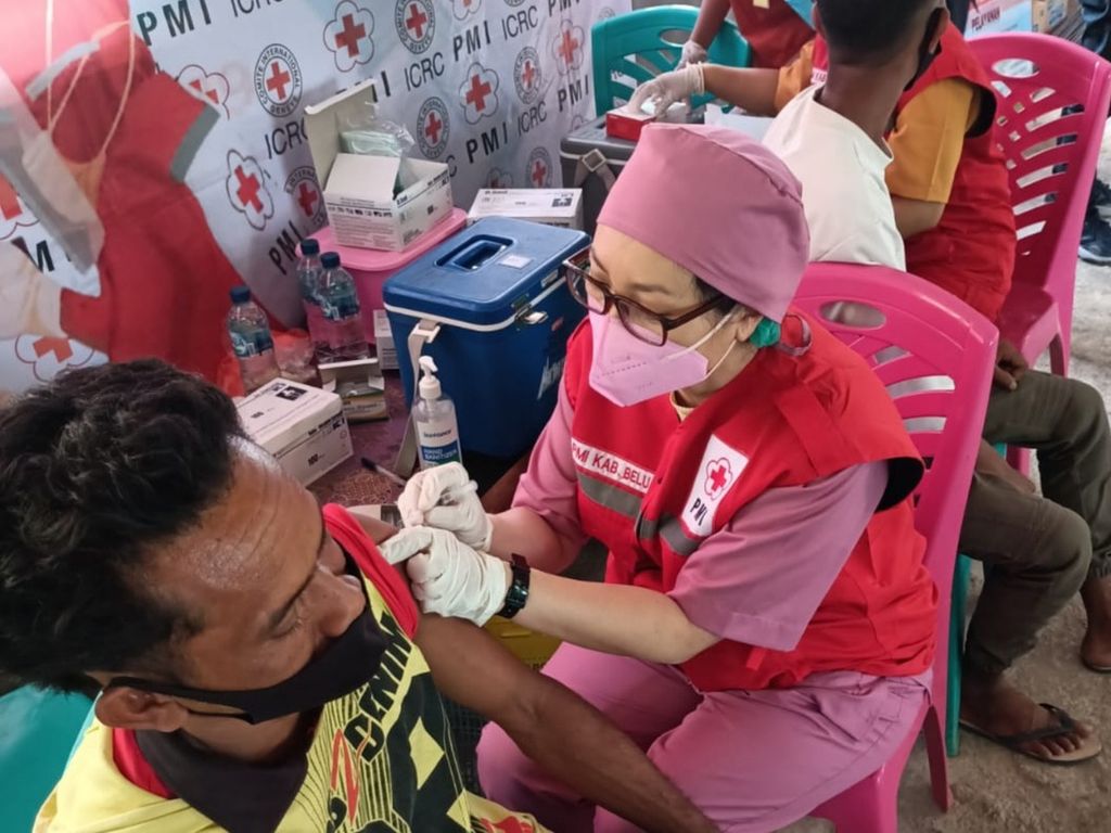 ICRC Indonesia-Timor Leste bekerjasama dengan Palang Merah Indonesia dan didukung oleh Dinas Kesehatan setempat, menyelenggarakan sentra vaksinasi COVID-19 di beberapa kabupaten/kota di Provinsi NTT, Maluku, Papua, Papua Barat dan DKI Jakarta