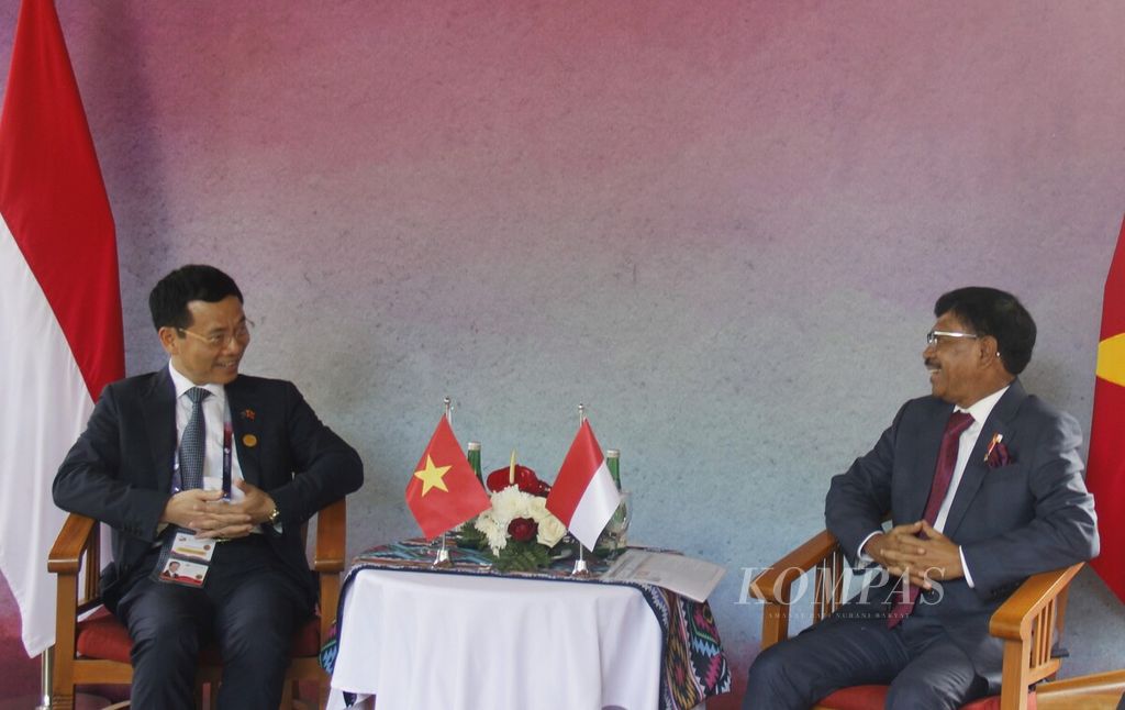 Menteri Komunikasi dan Informatika RI Johnny G Plate (kanan) menjamu Menteri Komunikasi dan Informasi Vietnam Nguyen Manh Hung bertemu di sela Konferensi Tingkat Tinggi Ke-42 ASEAN, Rabu (10/5/2023), di Manggarai Barat, Nusa Tenggara Timur. 