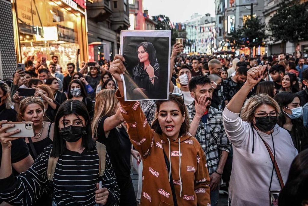 Unjuk rasa mendukung Mahsa Amini di Jalan Istiklal, Istanbul, Turki, 20 September 20222. Amini meninggal dalam tahanan polisi moral Iran di Teheran setelah koma selama tiga hari. Ia ditangkap karena dianggap tidak menggunakan jilbab sesuai aturan negara.