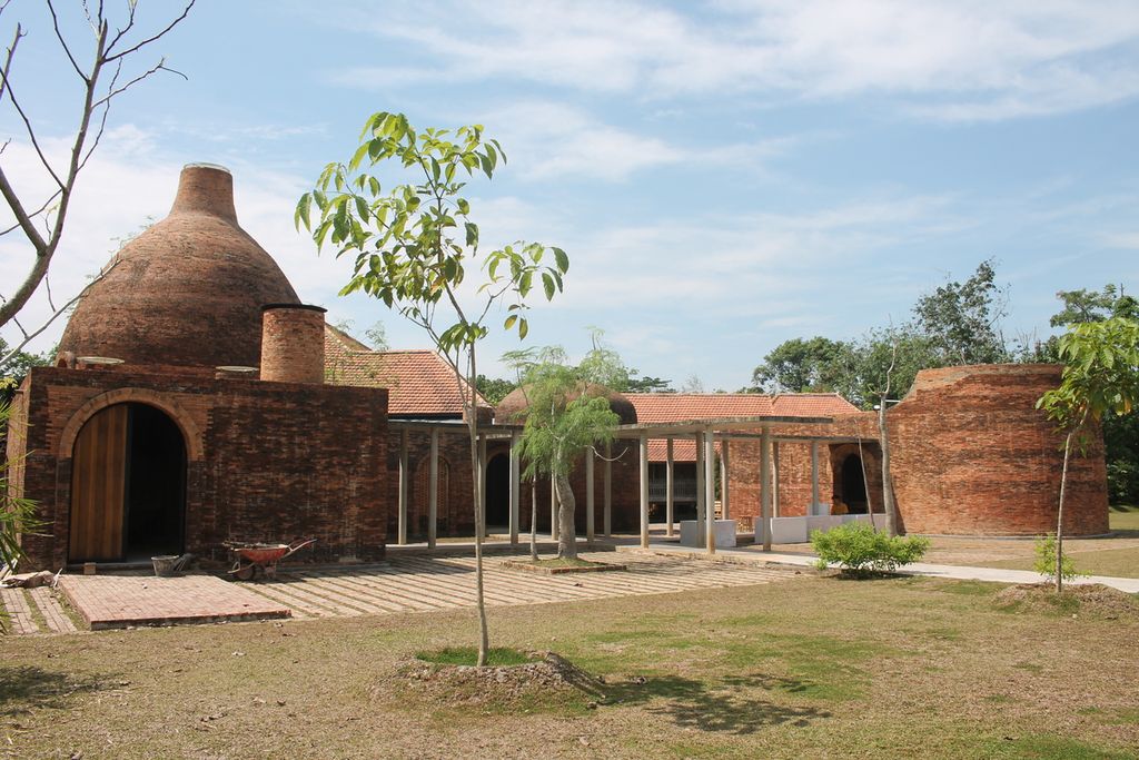Bangunan sanggar seni dari bata merah dengan rancangan berbentuk tumang atau tungku pembakaran batu bata tradisional.