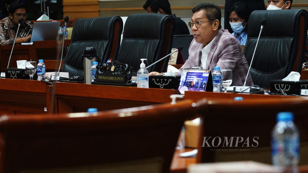 Pimpinan Komisi III DPR Adies Kadir saat memimpin rapat kerja dengan Wakil Menteri Hukum dan HAM Edward Omar Sharif Hiariej di Ruang Rapat Komisi III DPR, Jakarta, Rabu (9/11/2022). 
