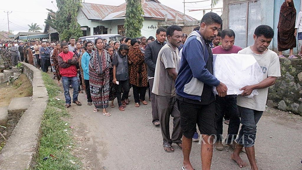 Ratusan warga mengiringi jenazah Euprasia L Glelo (5 tahun 5 bulan) ke pemakaman di Desa Baumekot, Kecamatan Hewokloang, Kabupaten Sikka, Flores, Nusa Tenggara Timur, Senin (3/9/2018). 