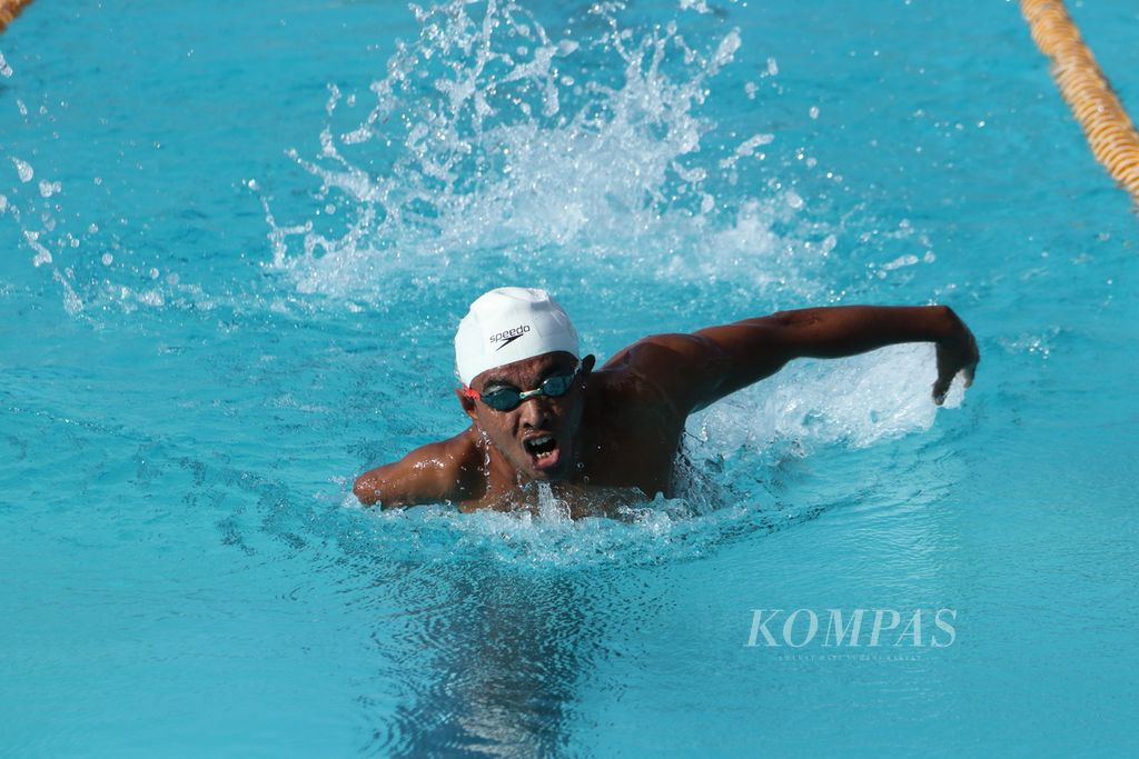 Atlet renang paralimpiade Handoyo dari klasifikasi S7 berlatih di kolam renang Jatidiri, Semarang, Jawa Tengah, Rabu (27/7/2022), dalam persiapan akhir menghadapi dalam ASEAN Para Games Solo 2022 yang berlangsung pada 30 Juli-6 Agustus. 