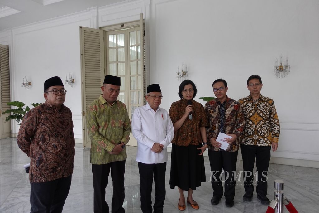 Menteri Keuangan Sri Mulyani Indrawati memberikan keterangan pers seusai Rapat Koordinasi Nasional Tengkes di Istana Wakil Presiden, Jalan Medan Merdeka Selatan, Jakarta, Jumat (6/10/2023).