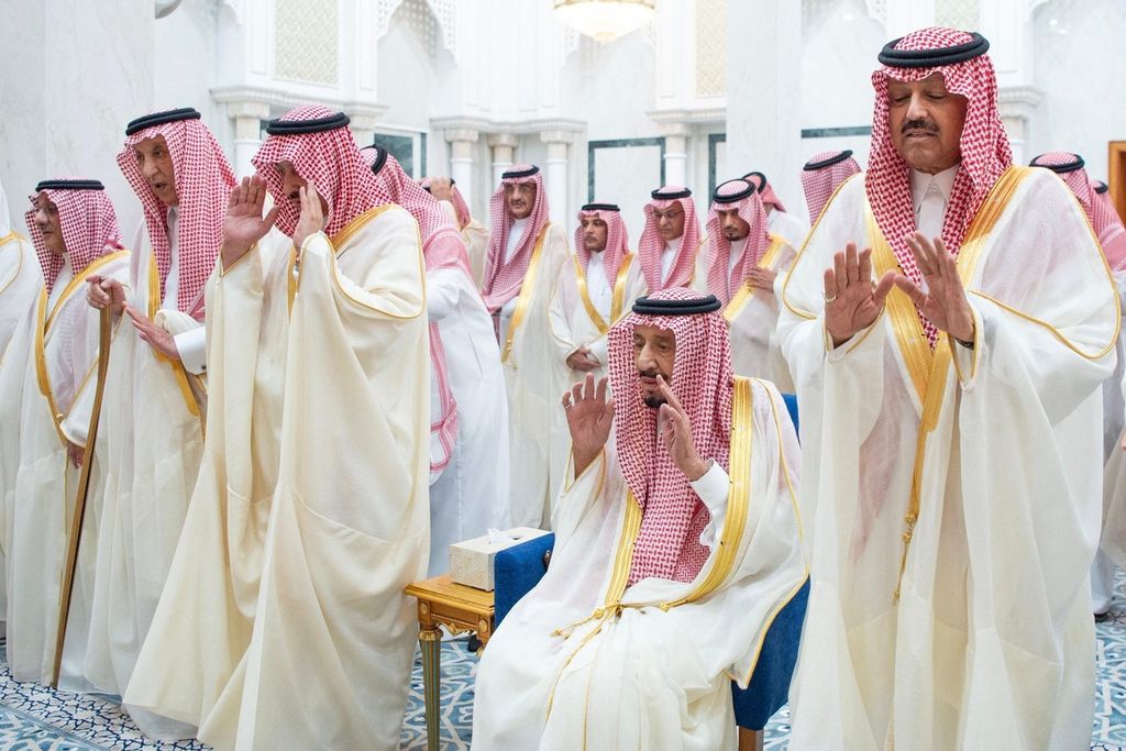 Raja Arab Saudi Salman bin Abdulaziz (kedua dari kanan) melaksanakan shalat Idul Fitri 1445 H di Masjidil Haram, Mekkah, Arab Saudi, Rabu (10/4/2024) .