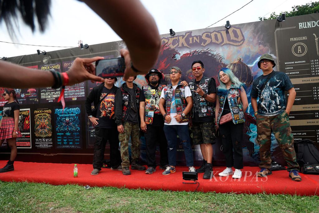 Penonton saat berfoto bersama sebelum melihat konser band cadas yang tampil memeriahkan Rock in Solo di Benteng Vastenburg, Surakarta, Jawa Tengah, Minggu (10/12/2023). 