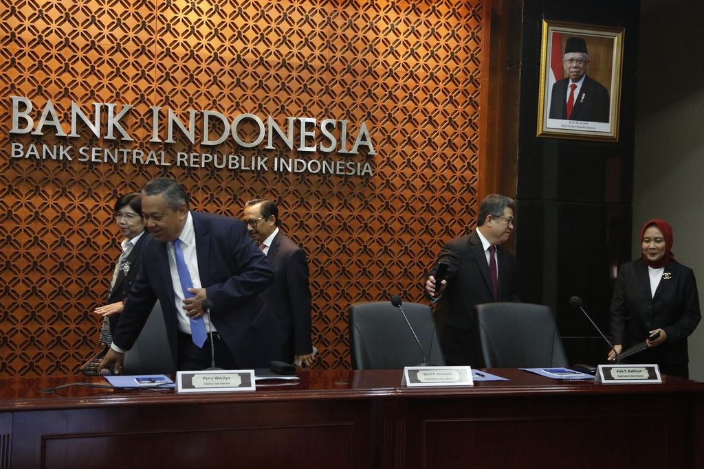 Bank Indonesia Governor Perry Warjiyo (front left) prepares to lead a press conference on the results of the Bank Indonesia Board of Governors Meeting accompanied by deputies, (from left) Destry Damayanti, Juda Agung, Doni P Joewono, and Aida S Budiman at the BI Building, Jakarta, Tuesday ( 18/4/2023). BI continues to maintain its benchmark interest rate at 5.75 percent.