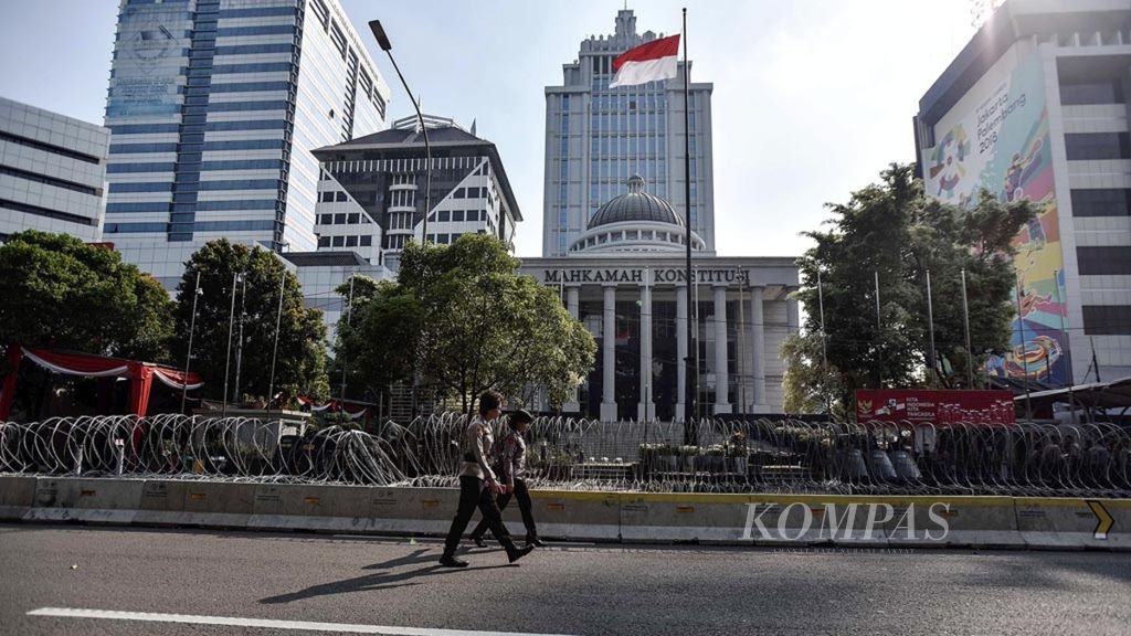 Suasana di Jalan Medan Merdeka Barat, Jakarta, tepat di depan Gedung Mahkamah Konstitusi yang ditutup mulai dari arah Patung Kuda, Selasa (25/6/2019). MK menjadwalkan putusan sidang sengketa Pilpres 2019  dibacakan pada Kamis, 27 Juni 2019.