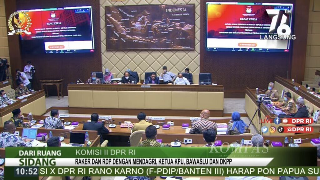 Suasana rapat kerja Komisi II DPR dengan Kementerian Dalam Negeri, KPU, Bawaslu, dan DKPP untuk membahas desain dan konsep penyelenggaraan Pemilu serta Pilkada 2024 di Kompleks Parlemen Senayan, Jakarta, Senin (6/9/2021). 