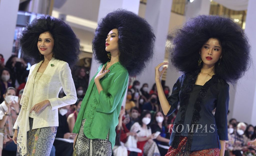 Model membawakan busana rancangan desainer Obin dari rumah mode BIN House yang mengusung tema Denyut Kain (Pulse of The Cloth) dalam BAZAAR Fashion Festival di Senayan City, Jakarta, Jumat (5/8/2022). 