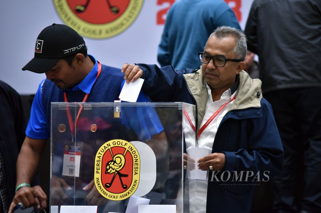 Proses pemungutan suara dalam sidang pemilihan Ketua Umum Pengurus Besar Persatuan Golf Indonesia (PB PGI) 2023-2027 di Jakarta, Selasa (21/2/2023). Japto Soerjosoemarno terpilih sebagai Ketua Umum PB PGI periode 2023-2027.